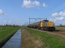 6412 mit G�terzug 62230 Roodeschool-Onnen bei Haren am 16-4-2010.