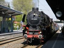 01 1066 der UEF kommt mit ihrem Sonderzug im Bahnhof Forchheim an wo er gleich �bernommen wird uind nach Ebermannstadt gebracht wird 