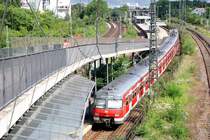 Über Brückenrampe zum Bahnsteig -

BR 420 im S-Bahnhof Stuttgart-Nordbahnhof. Der Zugang von dieser Seite führt über eine interessante Hängebrücke. 

27.05.2005 (M)