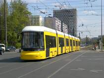 Berlin: Stra�enbahnlinie M8 nach U-Bahnhof Schwarzkopfstra�e an der Haltestelle Mitte Mollstra�e/Prenzlauer Allee.(24.4.2010)