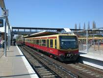 BR 481 als S7 nach S-Bahnhof Ahrensfelde im S-Bahnhof Berlin Ostkreuz.(25.4.2010)