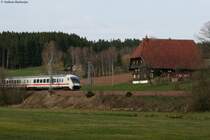 IC 2371 (Hamburg Hbf-Konstanz) mit Schublok 101 073-5 bei Stockburg 25.4.10