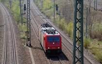 185 586 f�hrt am 25.04.10 solo aus Richtung Halle(S) kommend durch Holzweissig Richtung Bitterfeld.