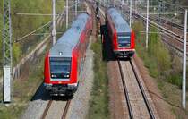 Doppelausfahrt der Regionlbahnen aus Bitterfeld in Holzweissig am 25.04.10. Die RB links f�hrt nach Halle(S), die andere nach Leipzig.