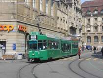 BVB Nr. 669 (Be 4/6S ''Gugummere'') am 21.4.2010 bei der Schiffl�nde. Noch pr�gen die S�nften, oder wie im Volksmund genannt die ''Gugummere'' das Netz der BVB, doch bals soll ihnen ein neuer Tramtyp, vmtl. Tango den Rang ablaufen