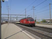 Re 460 065-6 ''Rotsee'' am 21.4.2010 in Pratteln als IR 1971 via B�zberg nach Z�rich.
