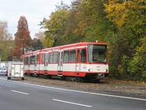 TW 2318 mit einem unbekannten Fahrzeug vom Typ 2200 am 08. November 2009 in der Wendeschleife an der Haltestelle  Longerich Friedhof .
Am Wochenende 7./8. November 2009 war die Strecke f�r die Linie 18 nach Thielenbruch gesperrt gewesen. Grund hierf�r waren die Au�bauarbeiten an der Haltestelle  Zoo/Flora  gewesen. 