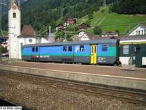 Der D 50 85 92-33 620-2 ist einer der wenigen EW II Gep�ckwagen, der den Interregio Anstrich tr�gt, am 28.7.05 stand er mit dem IR 2177 nach Locarno in Fl�elen.