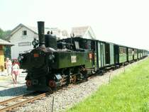 Bhf.Schwarzenberg,die Lok hat bereits f�r die R�ckfahrt nach Bezau gewendet.Leider f�hrt die Bahn nicht mehr nach Bersbuch,da die Trasse f�r den Strassenbau genutzt wird.Schwarzenberg 28.07.05