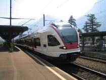Der RABe 523 004-0 stand am 28.7.05 mit einer S2 nach Zug in Fl�elen.
