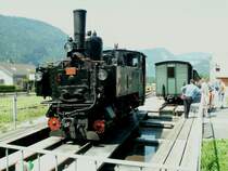 Die U 25 auf der Segmentdrehscheibe in Bezau,um sich auf der anderen Seite wieder an den Zug zu setzten.(Vielleicht eine Anregung f�r Modellbahner,man spart Weichen,Gleise und Platz!?)Bezau 28.07.05