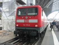 112-175 zieht am 26.7.2005 Regionalbahn, hier im Endbahnhof Frankfurt a. M.