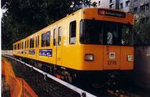 Eine F84-Zug, testweise mit durchgehenden Verbindung beider Wagen ausger�stet, am Tag der offenen T�r 2002 in Friedrichsfelde.
