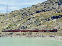 RhB Schnellzug BERNINA-EXPRESS A 501 von Chur nach Tirano am 26.08.2000 am Lago Bianco zwischen Ospizio Bernina und Alp Gr�m mit Zweikraftlok Gem 4/4 801 - Triebwagen ABe 4/4II 47 - As 1291 - As 1292 - Bs 2504 - Bs 2506 - Bs 2505 - B 2501. Hinweis: Panoramawagenkompo mit 6 Wagen Vollast, Teleaufnahme, Zugentfernung 400m!  
