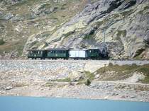 RhB Dampf-Extrazug f�r GRUB�NDEN TOURS 3423 von Ospizio Bernina nach km 25,000 am 26.08.2000 am Lago Bianco mit Dampflok G 3/4 1 - Xk 9398 - B� 2060 C� 2012. Hinweis: dies ist der 3. Dampfzugeinsatz auf der Berninalinie seit Bahnbau! Blick �ber den See, Teleaufnahme freihand, Entfernung 450m!  

