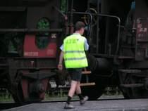 LTE-Lokf�hrer von 2016 903-3 schreitet den Zug  w�hrend Aufenthalt in RIED 2005-07-29 ab