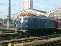 Ein Sonderzug, bespannt mit E18 047 der Bundesbahn verl�sst am Morgen des 18.06.2005 den Hauptbahnhof Leipzig mit Ziel Hamburg-Hauptbahnhof. Der Wagenzug war zuvor mit einer von 119 158-4 (ex DR) bespannten Leerzugfahrt aus Berlin-Rummelsburg eingetroffen.