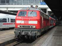 Zwei Regionalbahnen in einer, 218-366 zieht RB nach Glauburg und an dem Steuerwagen am ende der Zuges h�ngt noch eine 218er mit ebensfalls einem Steuerwagen, die Z�ge werden irgendwo getrennt der zweiteteil f�hrt nach Nigga es sei den der Anzeiger zeigte es falsch an.