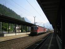 Eine Re 10/10 (Re6/6 und Re 4/4''/''') fuhr am 28.7.05 durch Fl�elen.