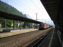 Eine Re 10/10 mit f�hrender Re 4/4'' 11306 (bereits mit Klimaanlage ausger�stet) fuhr am 28.7.05 durch Fl�elen.