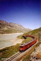 ABe 4/4 42 der Berninabahn (Meterspur Adh�sionsbahn) am Lago Bianco ca. 2200m, im Juli 2005.

