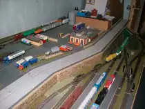 Links ist der Holzbetrieb und rechts die Gleisanlage des Hbf.Es f�hrt ein Gleis unten im Kreis und ein Gleis geht nach oben zum Holzbetrieb.