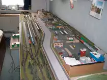 Hier meine Anlage in Komplettansicht.Links der Hbf und rechts vorne der Holzbetrieb und hinten das Wohnviertel.