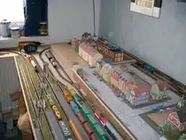 Hier seht ihr die linke Gleisseite meiner Anlage.Links sind die Gleise des Hbf zu sehen und rechts oben,das Wohngebiet.Die anlage ist noch nicht fertig.