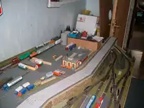 Hier ist die rechte Seite meiner Eisenbahnplatte.Rechts ist der der Hbf mit einen Gleis, da� nach oben f�hrt und daneben das untenrum f�hrende Gleis.Links ist der Holzbetrieb zu sehen.