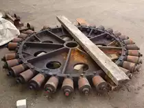 Auch so etwas gibt es bei der S�dlimburgischen Dampfeisenbahngesellschaft (ZLSM) im Bw Simpelveld zu sehen. Das ist das ausgebaute Rollenlager einer Drehscheibe.