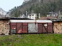 Ex SBB - Rest des G�terwagen Typ Hkks  42 85 217 7 015-9 in Moutier am 18.04.2010