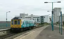 Das besondere Merkmal der Class 121 Triebwagen sind die �bers Dach hochgezogenen Auspuffrohre. 
Hier verl�sst der 121 032 am 28. April 2010 gerade Queens Street Richtung Cardiff Bay. 