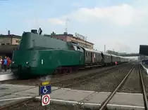 Die ungarische 242 001 mit einem Sonderzug in Wolsztyn, Polen. Etwa eine Dreiviertelstunde sp�ter zog sie den polnischen historischen Zug nach Stefanowo. 1.5.2010, Wolsztyn