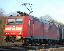 Seit es zwischen Ulm und Augsburg eine gr��ere Baustelle gibt und viele Z�ge, die fr�her durchs Filstal rollten, �ber die Rems- und Riesbahn umgeleitet werden, ist die Anzahl der G�terz�ge im Filstal stark zur�ckgegangen. Umso mehr freute ich mich am 7.4.2010 als ich kurz vor Plochingen die 185 100-5 im letzten Sonnenlicht mit einem gemischten G�terzug in Richtung Stuttgart aufnehmen konnte.