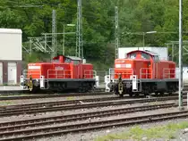 Gew�hnlich stehen die beiden Rangierloks hintereinander auf dem Abstellgleis im Bhf Stolberg. Hier stehen 294 787-7 und 294 801-6 Seite an Seite und lassen sich von der Sonne bescheinen. Aufgenommen am 01/05/2010. 