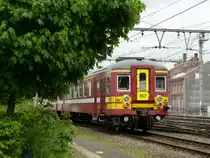 Triebwagen 157 der Baureihe AM62 rangiert im Bahnhof Welkenraedt. Zun�chst f�hrt er ein St�ck auf das Verbindungsgleis in Richtung Montzen, um sich anschliessend in der Abstellgruppe zu parken. Aufgenommen am 01/05/2010.