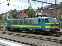 Vor knapp 2 Monaten hat die SNCB begonnen, ihre Loks mit der UIC-Nummer zu versehen. Hier sch�n zu erkennen in der Mitte des gelben L�ngsstreifens (91 88 027 025 0-9 B) bei der 2725. Aufgenommen am 01/05/2010 im Bahnhof Welkenraedt.