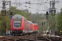 RE1 (10129) mit Zuglok 146 017-9 nach Hamm (auch wenn das FIS sich selbstst�ndig ge�nder hat) bei der Ausfahrt in Aachen Hbf. 25.4.10