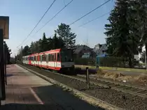 TW 2309 und ein weiteres unbekannt gebliebenes Fahrzeug aus der Serie 2200 konnten am 18. M�rz 2010 kurz nach Verlassen der Haltestelle  Dellbr�cker Mauspfad von mir vom Bahnsteig der Gegenrichtung aus fotografiert werden. Der Zug war als Linie 18 Richtung  Klettenberg  unterwegs.