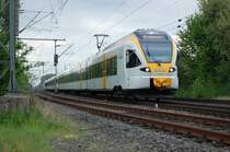 Eine Doppeleinheit der Eurobahn bestehend aus ET6.01 + Et7.10 (BR 428/429iger)f�hrt gerade westw�rts auf den n�chsten halt in M�nchengladbach zu.
Das Foto zeigt ihn am ehemaligen Bahn�bergang Neusser Stra�e in Kleinenbroich am Sonntag den 2. Mai 2010.