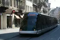 Die Eurotram 1051 f�hrt auf der Linie B von Hoenheim Gare nach Lingolsheim Tiergaertel und erreicht kurz nach Aufnahme dieses Bildes den Stra�enbahnknotenpunkt Homme de Fer, 28.04.10