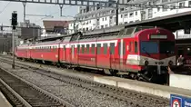 Anhand der BLS  Flottenpolitik  sollen diese Z�ge bis 2015 komplett von den BLS-Linien abgezogen werden. Der ex-RM-Prototyp RBDe 566 220-0  Walkringen  steht am 07.04.2010 in Thun als Zusatz-S-Bahn nach Solothurn bereit.