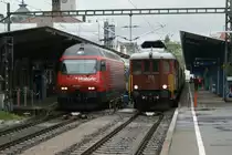 Die Ae 6/8 in Konstanz mit einem Sonderzug nach Altnau CH  am 02.05.10
Auch eine Seltenheit: Der IR nach Biel ist heute von Gleis 2 abgefahren, normalerweise w�re er von Gleis 3 gefahren.
Gezogen von der 460 102-7 Historic.