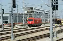 2016 023 hat vor wenigen Minuten einen Schotterzug zum neu errichteten Traktionsstandort Wien Hbf. gebracht und wartet jetzt auf die R�ckleistung des leeren G�terzuges. 16.7.2009
