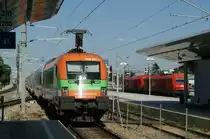 Taurus-Werbelok 1116 007  SOS Kinderdorf  schiebt den DoSto-Cityshuttle REX7128 aus dem Bahnhof Wien Meidling in Richtung Floridsdorf. Im Hintergrund wartet die 2016 014 und eine weitere 2016 auf die Freigabe abfahren zu d�rfen.