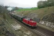 Nach schnellem Standortwechsel kam dieser Zug auch schon wieder aus Sontra zur�ck. Nun, logischerweise, mit 212 084-8 an der Spitze. Aufgenommenen am 01.05.2010 in Berneburg.