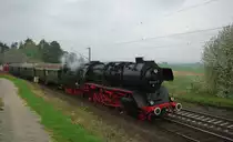 Die erste Dampffahrt am 01.05.2010 bestand aus einem Zubringerzug zwischen Sontra und Bebra. Hier in Richtung Sontra bei Berneburg. Zuglok war 50 3610-8, w�hrend 212 084-8 geschoben hat.