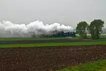 Trotz widrigsten Wetterbedingungen lie�en es sich zahlreiche Fotografen nicht nehmen, den SREX 16170, welcher mit 52.100 + R 52.4984 gef�hrt wurde, zwischen Korneuburg und Erstbrunn abzulichten. Die Aufnahme entstand am 02.05.2010 zwischen Stetten und Harmannsdorf-R�ckersdorf.