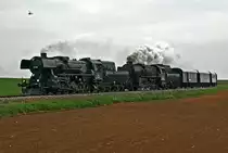 Trotz widrigsten Wetterbedingungen lie�en es sich zahlreiche Fotografen nicht nehmen, den SREX 16170, welcher mit 52.100 + R 52.4984 gef�hrt wurde, zwischen Korneuburg und Erstbrunn abzulichten. Diese Aufnahme entstand am 02.05.2010, wenige Kilometer vor Ernstbrunn bei Naglern kurz vor der Eisenbahnkreuzung.