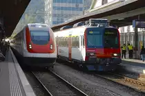 Biel/Bienne, PB. Ein ICN mit Kurs nach Z�rich f�hrt soeben auf Gleis 2 ein, w�hrend auf Gleis 1 der RBDe 560 DOMINO in K�rze als Regionalzug nach La Chaux-de-Fonds fahren wird. 27. April 2010, 17:45